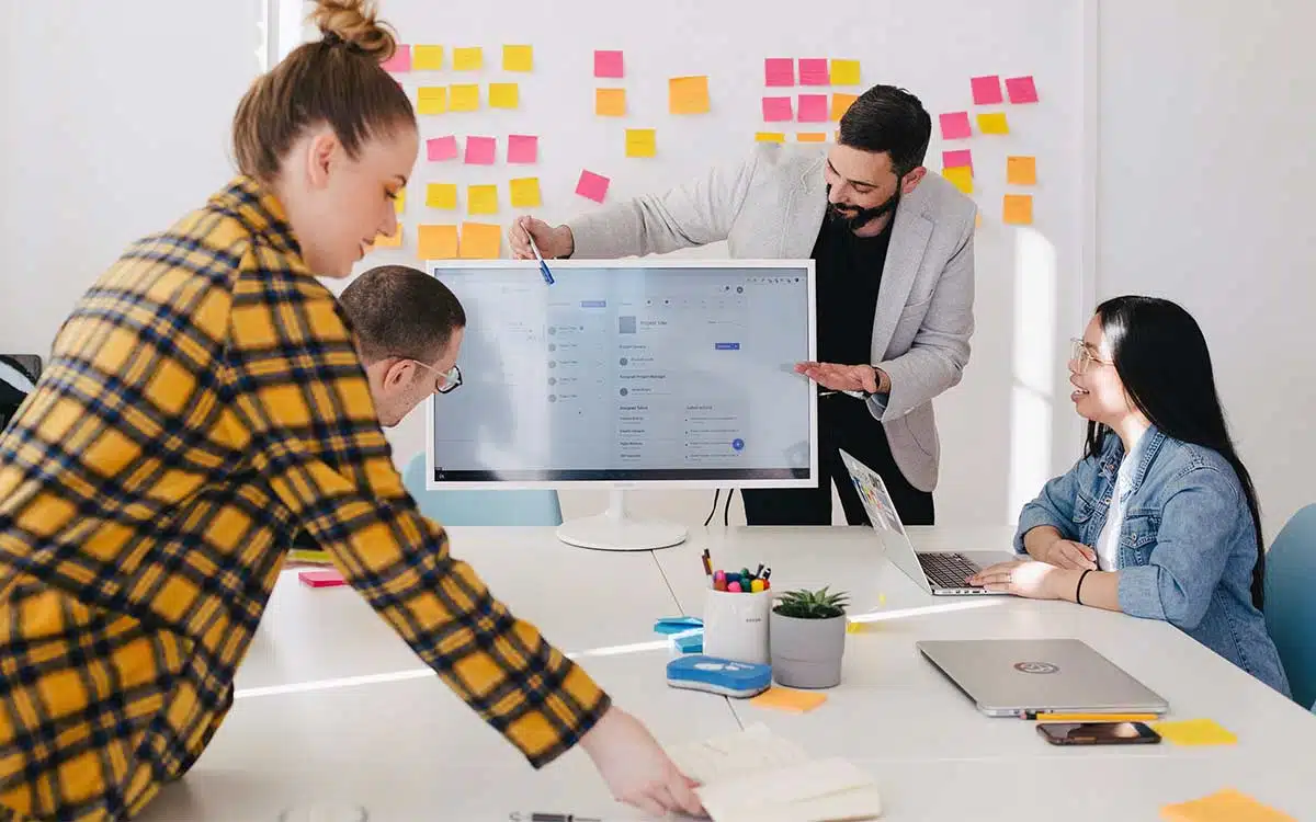 How to Build an Investor Pitch Deck: A Guide for Startup Founders