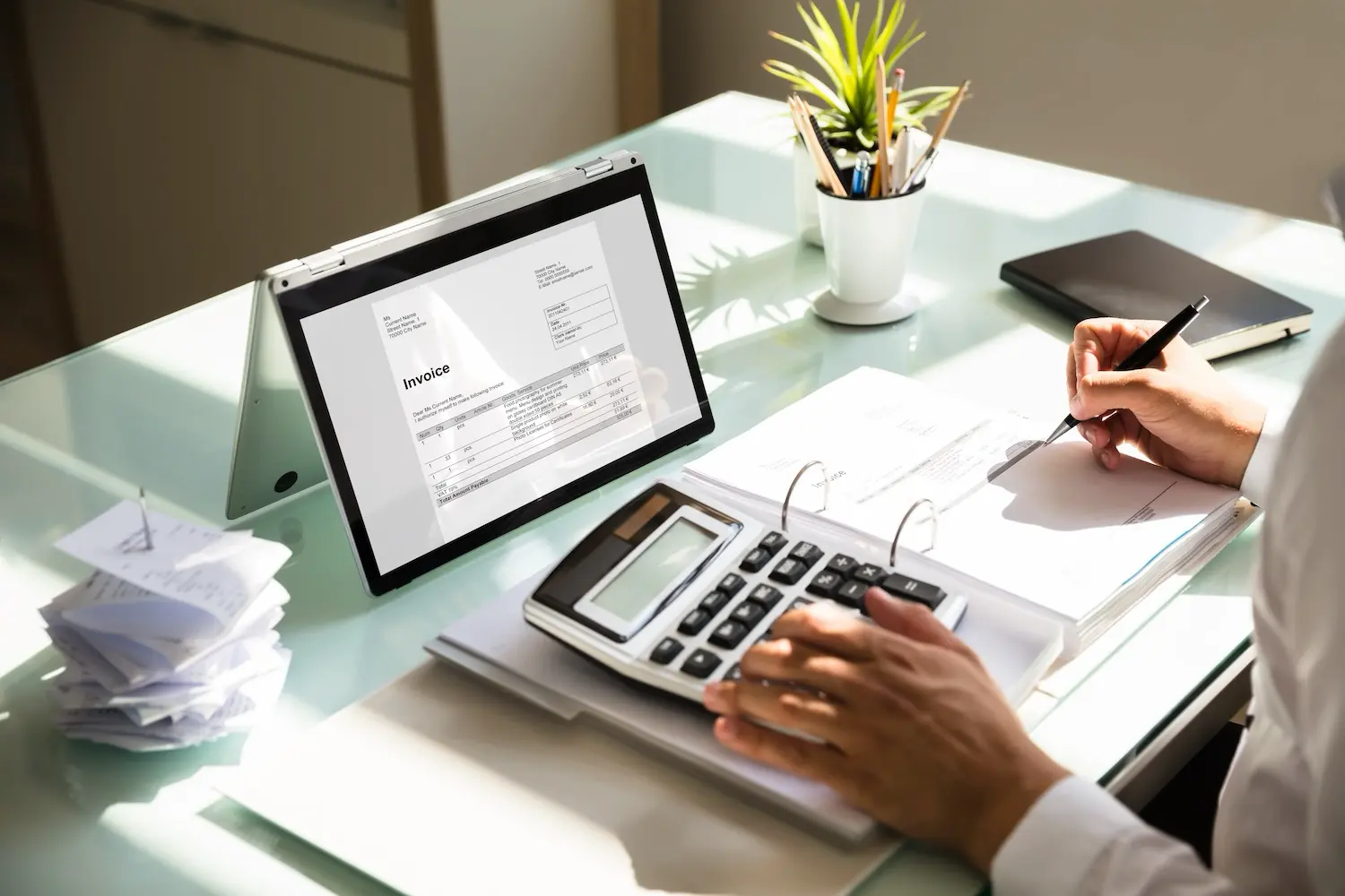 The Benefits and Risks of Invoice Factoring for Small Businesses